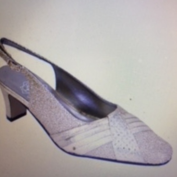 BRAND NEW 9 WIDE DRESSY GOLD SLINGBACK SHOES - Picture 1 of 2